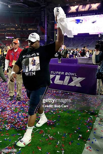 Vince Wilfork of the New England Patriots celebrates after defeating the Seattle Seahawks during Super Bowl XLIX at University of Phoenix Stadium on...
