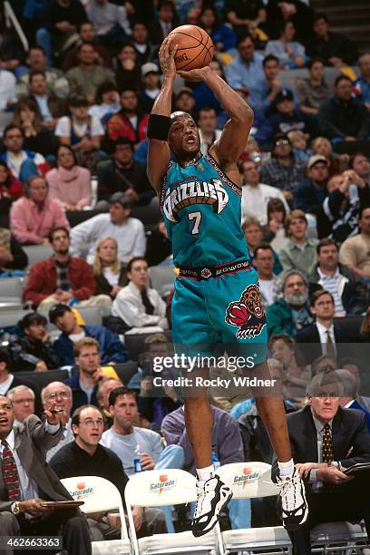 Anthony Peeler of the Vancouver Grizzlie shoots the ball against the Golden State Warriors during a game played on January 8, 1997 at San Jose Arena...