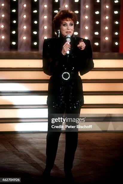 "Caterina Valente, TV-Show ""Unter Freunden"" am in der Rhein-Ruhr-Halle in Duisburg, Deutschland. "