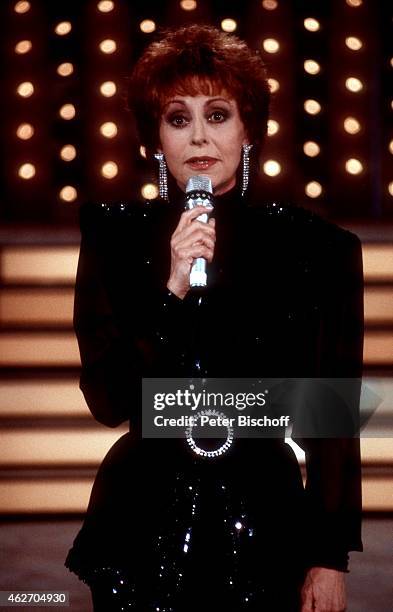 "Caterina Valente, TV-Show ""Unter Freunden"" am in der Rhein-Ruhr-Halle in Duisburg, Deutschland. "