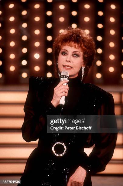 "Caterina Valente, TV-Show ""Unter Freunden"" am in der Rhein-Ruhr-Halle in Duisburg, Deutschland. "