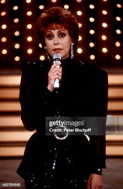 "Caterina Valente, TV-Show ""Unter Freunden"" am in der Rhein-Ruhr-Halle in Duisburg, Deutschland. "
