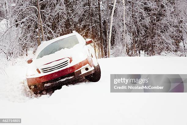 winter snow unfall auto in einem graben - graben stock-fotos und bilder