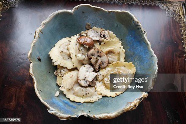 ravioli with mushrooms in garlic sauce - cooked mushrooms stock-fotos und bilder