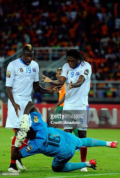 Dieumerci Mbokani and Jeremy Bokila of Congo react to Ivory Coast's goalkeeper Sylvain Gbohouo during the 2015 African Cup of Nations semi-final...