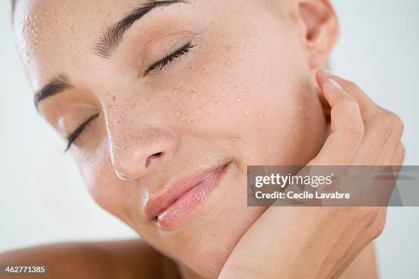 beauty portrait of a woman with wet face - frauen zwischen 30 und 40 sinnlich stock-fotos und bilder