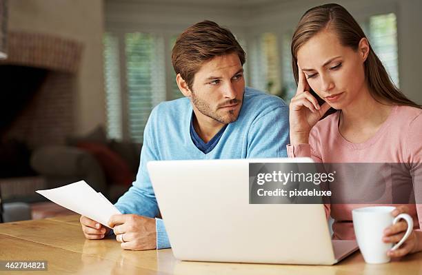 wir sind auf unseren gebühren fallen an. - woman filling out paperwork stock-fotos und bilder