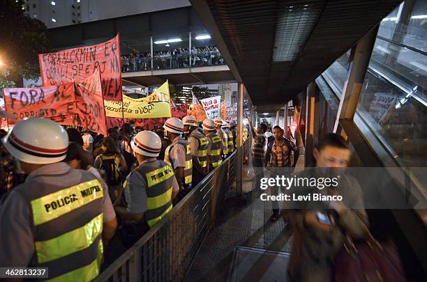 Professores e grupo de Black Bloc participam de protesto pela educação em São Paulo. Na Marginal Pinheiros houve confronto com a polícia e mais de 54...