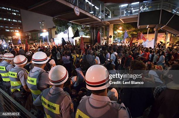Professores e grupo de Black Bloc participam de protesto pela educação em São Paulo. Na Marginal Pinheiros houve confronto com a polícia e mais de 54...