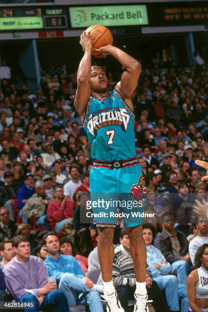 Anthony Peeler of the Vancouver Grizzlies shoots the ball against the Sacramento Kings during a game played on April 8, 1997 at Arco Arena in...