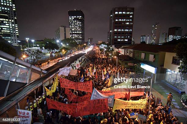 Professores e grupo de Black Bloc participam de protesto pela educação em São Paulo. Na Marginal Pinheiros houve confronto com a polícia e mais de 54...