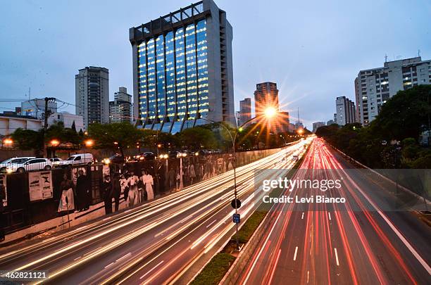 Trânsito congestionado na avenida 23 de Maio em São Paulo. | Congested transit on 23 de Maio avenue in São Paulo. | Carro, Carros, Ônibus, Moto,...