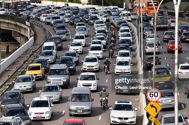 Trânsito congestionado na avenida Moreira Guimarães em São Paulo. | Congested transit on Moreira Guimaraes avenue in São Paulo. | Carro, Carros,...