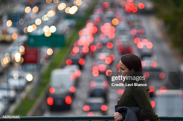 Pedestre caminha em tarde de Trânsito congestionado na avenida 23 de Maio em São Paulo. | Congested transit on 23 de Maio avenue in Sao Paulo. |...