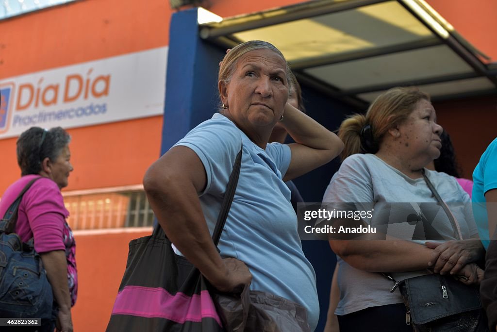 Venezuelans queue outside supermarkets in Caracas