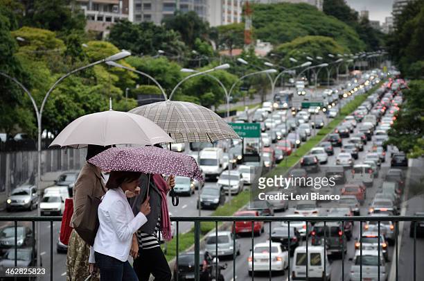 Pedestres passeiam em tarde com chuva e trânsito congestionado na avenida 23 de Maio em São Paulo. | Congested transit on 23 de Maio avenue in São...