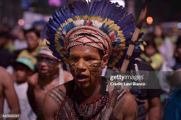 Índio segura a Constituição do Brasil durante protesto em defesa dos direitos indigenas. O Ato aconteceu na Av. Paulista em São Paulo e foi...