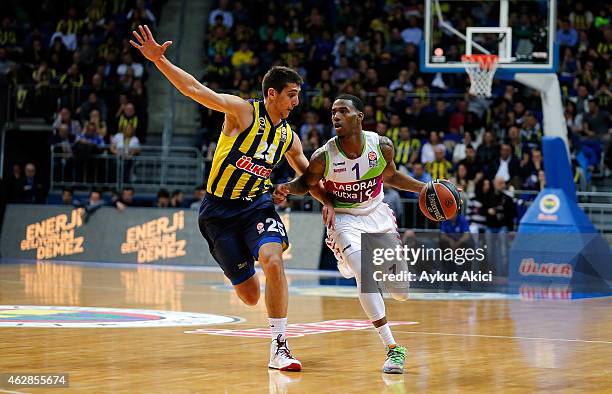 Darius Adams, #1 of Laboral Kutxa Vitoria competes with Kenan Sipahi, #25 of Fenerbahce Ulker Istanbul during the Euroleague Basketball Top 16 Date 6...