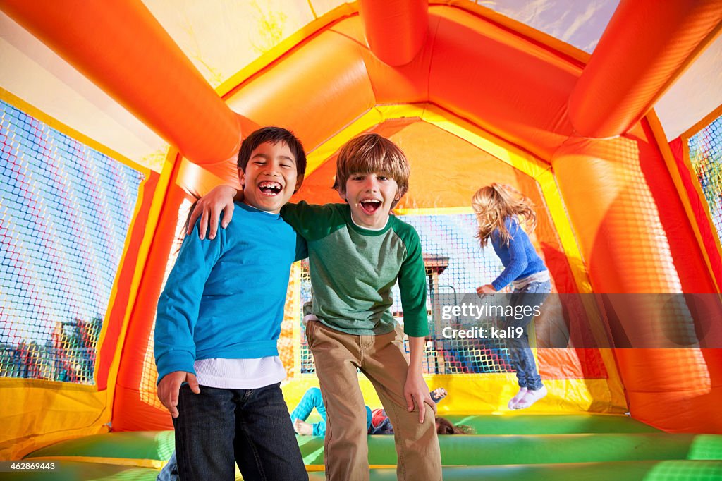 Jungen in bounce house