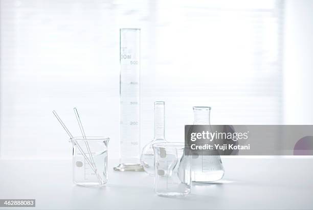 chemistry - pallone di vetro foto e immagini stock