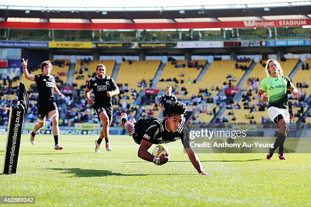 Rieko Ioane of New Zealand scores a try during the cup semi final match between New Zealand and South Africa in the 2015 Wellington Sevens at Westpac...