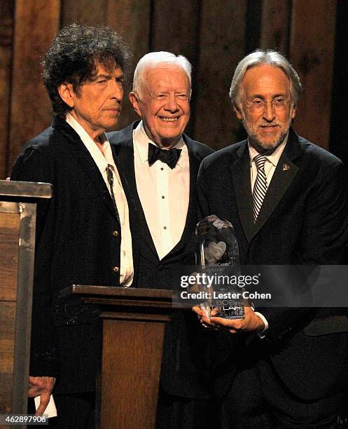 Honoree Bob Dylan, former President Jimmy Carter and president of the National Academy of Recording Arts and Sciences Neil Portnow pose with award...