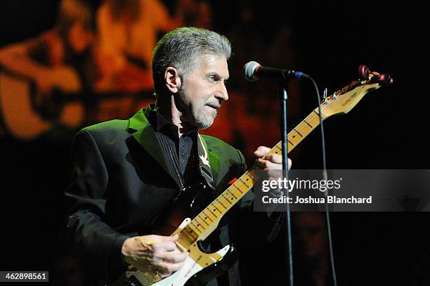 Johnny Rivers Last Performance 698 Johnny Rivers Photos & High Res Pictures - Getty Images