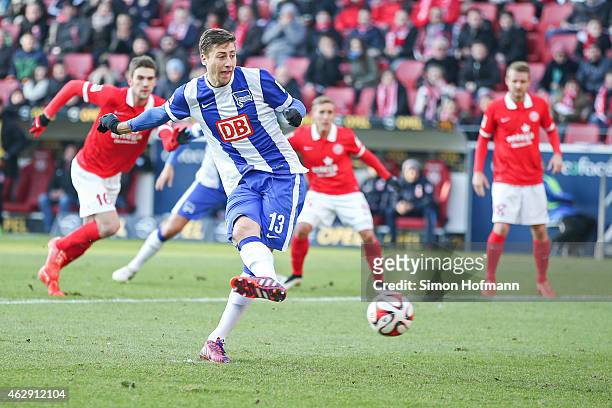 Jens Hegeler of Berlin scores his team's first goal with a penalty kick during the Bundesliga match between 1. FSV Mainz 05 and Hertha BSC at Coface...