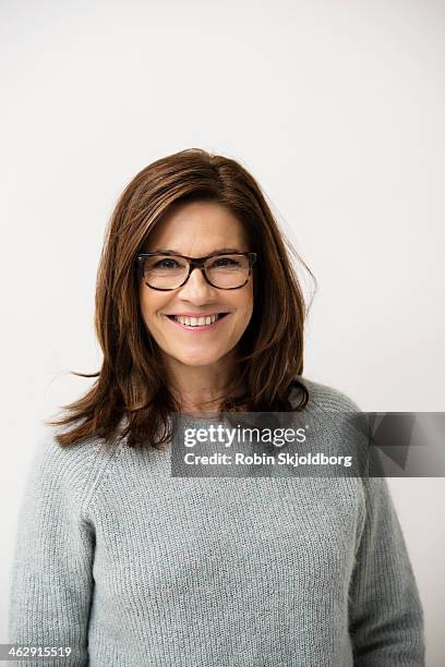 mature woman wearing glases smiling - frau mittellanges haar brünett stock-fotos und bilder