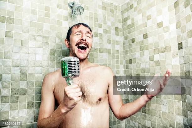 hombre canta en la ducha - cantar fotografías e imágenes de stock