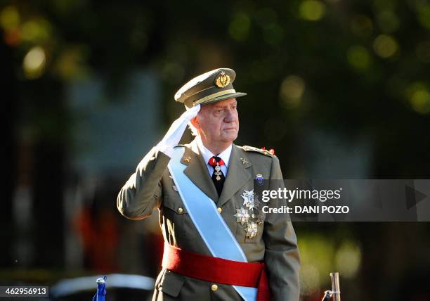 Spanish King Juan Carlos salutes to the Royal Guard during the Spanish National day military parade on October 12, 2011 in Madrid. AFP PHOTO/ DANI...