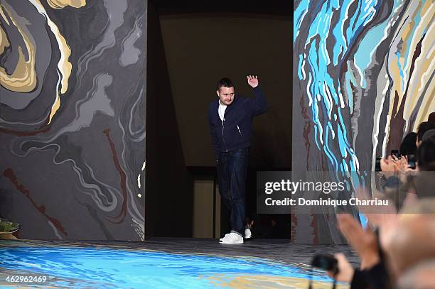 Fashion designer Kim Jones acknowledges the applause of the audience after the Louis Vuitton Menswear Fall/Winter 2014-2015 show as part of Paris...