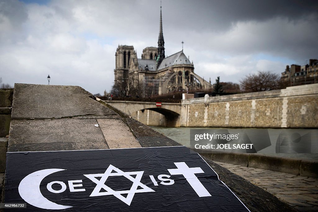 TOPSHOT-FRANCE-STREET-ART-MEDIA-CHARLIE-HEBDO-ATTACK