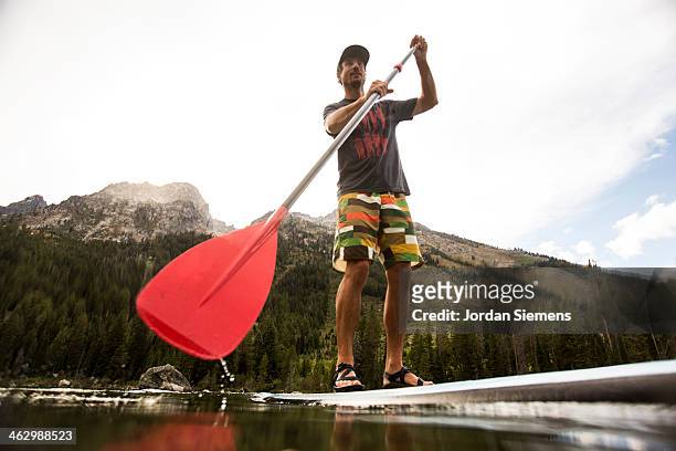 stand up paddle boarding - sup stockfoto's en -beelden
