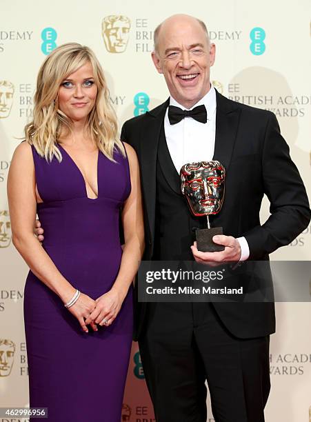 Presenter Reese Witherspoon and actor J.K. Simmons, winner of the Best Supporting Actor award for the movie 'Whiplash', pose in the winners room at...