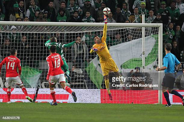 Benfica's goalkeeper Artur Moraes during the Primeira Liga match between Sporting CP and SL Benfica at Estadio Jose Alvalade on February 08, 2015 in...