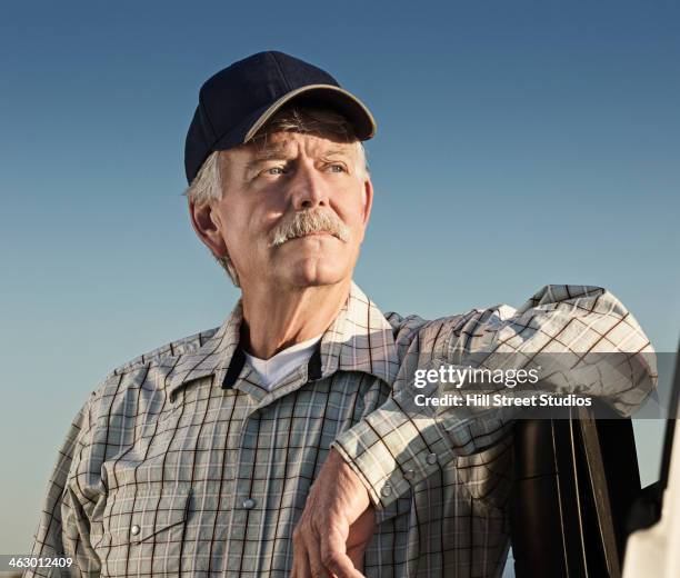 caucasian farmer looking away - man pose mirror - fotografias e filmes do acervo