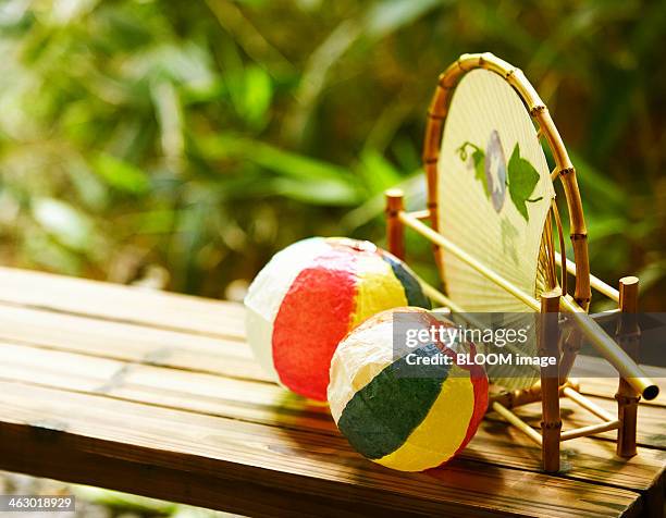 paper balloon and fan - empty bench with ballon stock-fotos und bilder