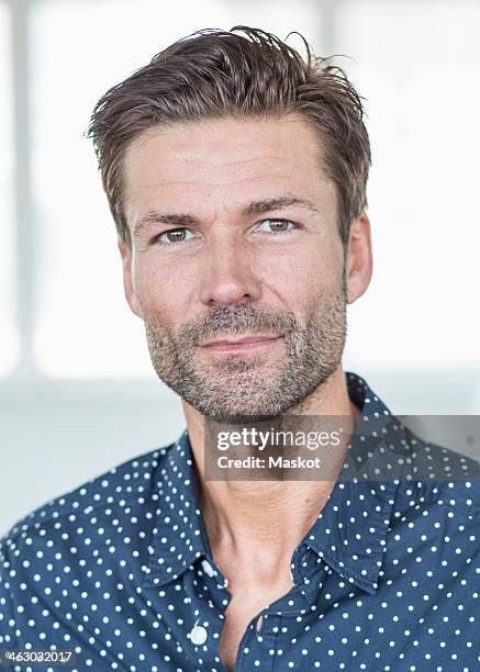 close-up portrait of confident mature businessman - einzelner mann über 40 stock-fotos und bilder