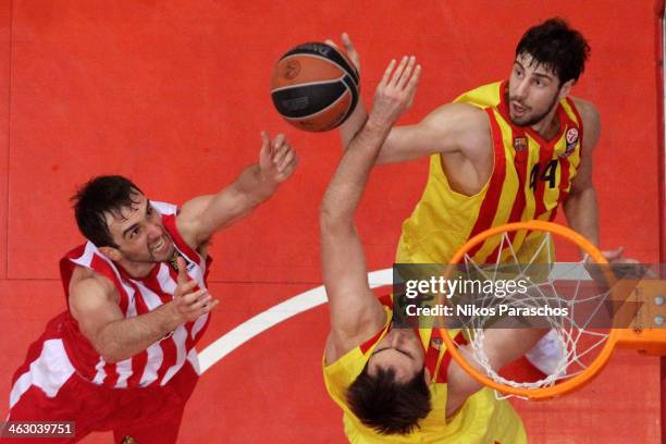 Mirza Begic, #14 of Olympiacos Piraeus competes with Ante Tomic, #44 of FC Barcelona during the 2013-2014 Turkish Airlines Euroleague Top 16 Date 3...