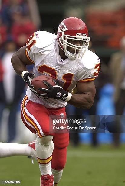 Priest Holmes of the Kansas City Chiefs carries the ball against the San Francisco 49ers during an NFL Football game November 10, 2002 at Candlestick...