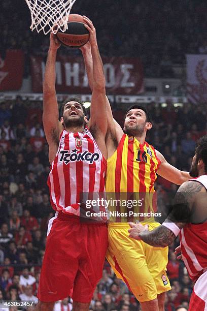 Stratos Perperoglou, #8 of Olympiacos Piraeus competes with Kostas Papanikolau, #16 of FC Barcelona during the 2013-2014 Turkish Airlines Euroleague...