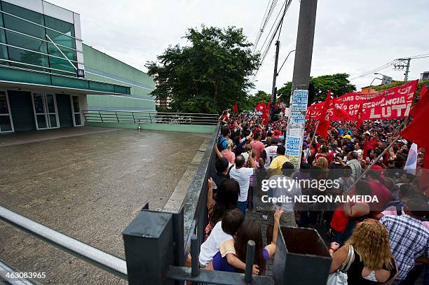 Members of various social movements protest in fron of the Campo Limpo shopping mall in Sao Paulo, Brazil, on January 16, 2014 against the injunction...