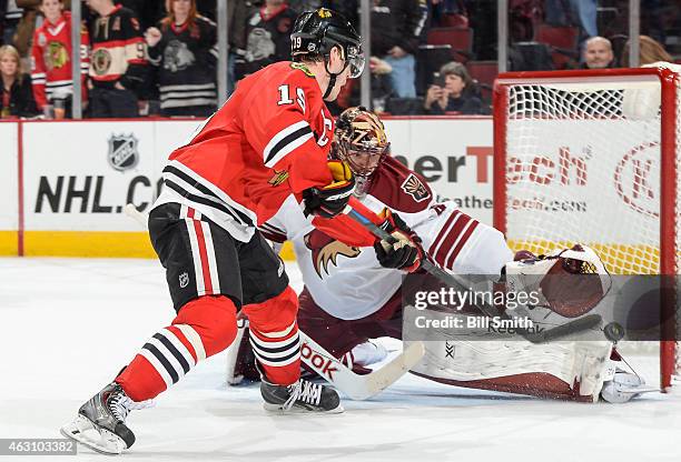 Goalie Mike Smith of the Arizona Coyotes blocks the shot of Jonathan Toews of the Chicago Blackhawks during the shoot-out of the NHL game at the...