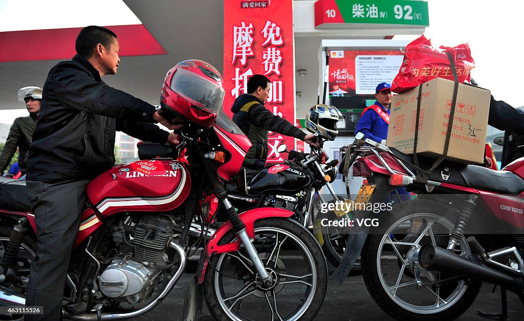 Sinopec Offers Free Fuel For Motor Riders Going Home In Foshan