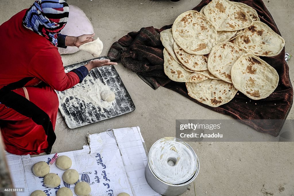 Iraqi families fled from attacks of ISIL shelter in mosques in Mosul