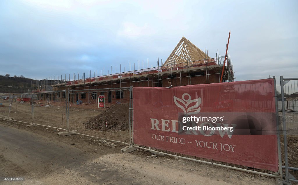 Red Rio Plc A Redrow Plc residential property development site stands behind a ...