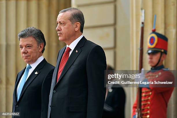 Turkish president Recep Tayyip Erdoga stands next to Juan Manuel Santos president of Colombia upon he arrives at Narino Presidential Palace for a...