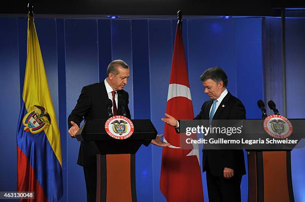 Turkish president Recep Tayyip Erdoga and Colombian president Juan Manuel Santos gesture during a joint press conference after a meeting at Narino...