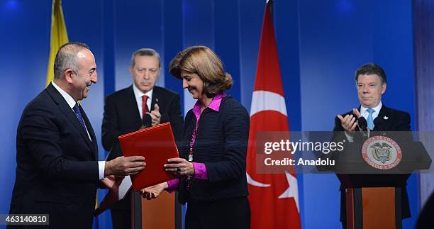 Turkish Foreign Minister Mevlut Cavusoglu and Colombian Foreign Minister Maria Angela Holguin sign a cooperation agreement in Bogota on February 10,...